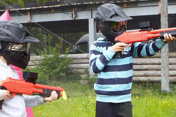 enfant joue chez euro paint ball a bruxelles